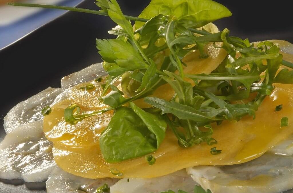 Cod and prawn carpaccio with Persimon® kakis, honey and curry vinaigrette